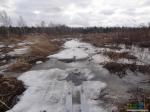 На полях жалкие остатки снега разрезают реки