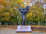 Недалеко от него памятник погибшим в Великую Отечественную войну
