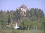 Церковь и часовня (Иордань) летом ( фотография сделана с противоположной стороны озера)