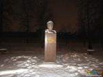 Памятник Герою Советского Союза Хлобыстову на улице его имени