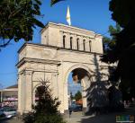 Тифлисские ворота с флагом Ставрополя на вершине