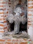  г.Великий Новгород. На одной из наружных стен поставлен могильный крест.
