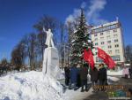 Местные коммунисты у памятника Ленину. Праздник - 100-летие Красной Армии