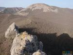 Вид на Сандык-Кая с вершины скалы