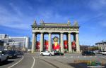 Московские Триумфальные ворота в преддверии Дня Победы