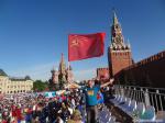 Гордо реет Красное знамя на главной площади страны!
