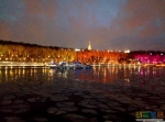 Пароходик &quot;River Palace&quot; с хрустом ломает лёд на реке