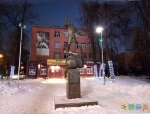 Памятник Гагарину перед колледжем. Вход в музей именно отсюда