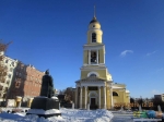Памятник стоит напротив церкви Вознесения Господня, где венчался Пушкин