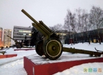Образцы военного оружия перед входом в музей