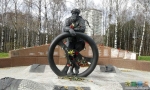 А это наш памятник героям-автомобилистам, в Москве в Тропарёво