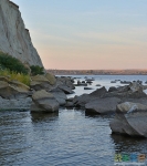 Каменные глыбы по берегу