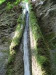 Весной эту струйку воды называют водопадом.
