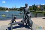 скульптурная группа &quot;Семья&quot; около Лебединого озера