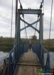 Пешеходный мост, соединяющий берега Угры