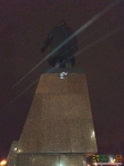 Памятник Ленину. Было темно и шел снег, поэтому такое качество, прошу прощения.