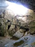 Вид на вход в пещеру снизу
