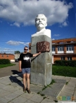 Памятник в селе Богослово, МО установлен в честь 100-летия Ленина (рядом Simba)