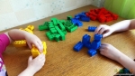 Алёна и Настя собирают буквы из конструктора Лего Дупло