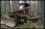 Забытый трактор в лесу