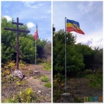 Крест и флаг у церкви