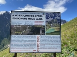 Информационный щит на развилке тропы к озеру Донгуз-Орун-Кель