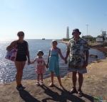 SanSanchoz и семья на фоне маяка