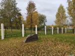 Восемь беленьких столбиков на мемориальном военном кладбище 
