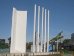 Пять бетонных флагштоков