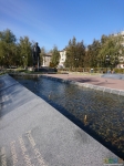 10. Десять работающих фонтанчиков перед памятником Льву Толстому