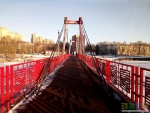 Красный красивый мост