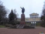 Ленин на площади перед школой
