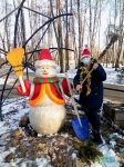 Помогу Снеговику - в руки я возьму метлу :-))
