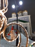 Снеговик проверяет новогоднюю иллюминацию в Тульском Кремле