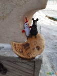 Снеговик договариватеся с мышью о поставках рязанского сыра в Лапландию
