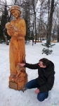DidJ гладит кошечку в Парке Пушкина в Челябинске 