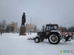 Два трактора бегают, снег убирают и складывают в огромные торосы!
