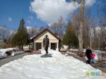 Памятник А.П. Чехову при входе на территорию музея-усадьбы