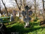 Старинные надгробия на сельском кладбище - каменный крест