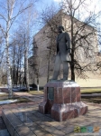 Памятник Дмитриеву - первому директору мануфактуры
