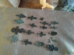 Коллекция выкопанных в Гостьнавалоке крестов в часовне