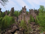 Вид снизу на Столбы и Камень-с-Кедром-и-Тайником