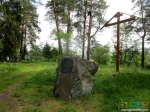 Мемориальный камень и поклонный крест