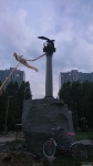 Раздался писк смартфона - это брат прислал фоточку, как он в Севастополе занимается роупджампингом на Памятнике затопленным кораблям!