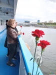 Ритуал памяти героев Сталинграда -  под звуки &quot;Священной войны&quot; цветы по команде бросаем в воду