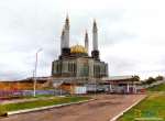 По дороге - на холме большая недостроенная мечеть