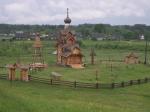 Вид на деревянную церквушку с холма, на котором мемориал