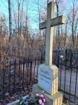 На другом конце Богословского кладбища похоронен Евгений Шварц