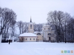 В снегу красиво смотрится церковь