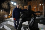 Фото скульптуры В. Высоцкому в парке перед театром Горького.